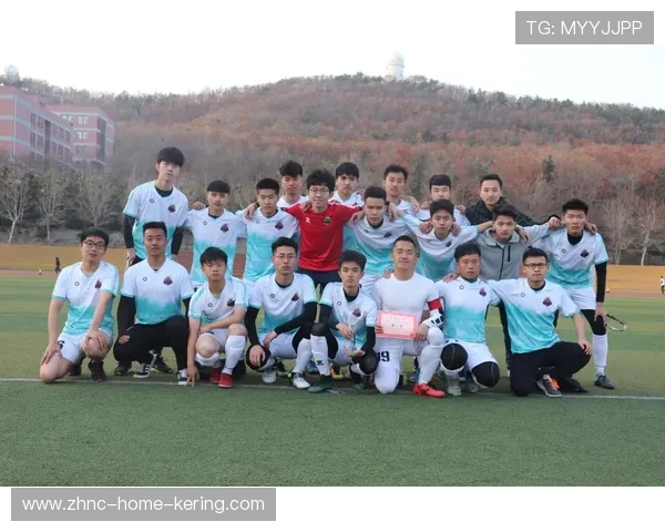 校园足球课外锻炼活动丰富多彩，促进青少年的健康成长，校园足球课余训练